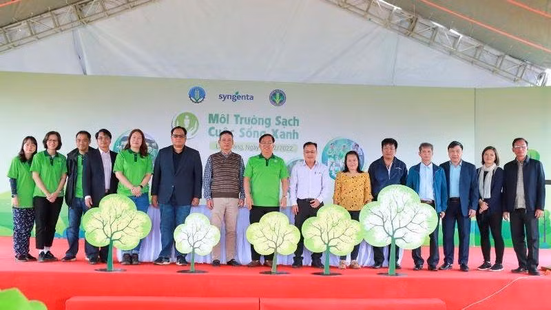 Đại diện Chi cục Trồng trọt và Bảo vệ thực vật các tỉnh, Công ty TNHH Syngenta Việt Nam và các nông dân cùng ký cam kết bảo vệ môi trường.