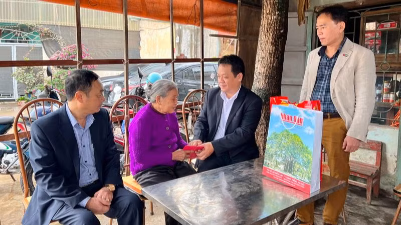 Báo Nhân Dân trao quà Tết tặng bà Bùi Thị Xuyên (vợ liệt sĩ), gia đình có hoàn cảnh khó khăn ở xã Kiến Quốc, huyện Ninh Giang. 