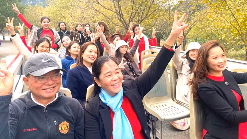 Tham quan Di sản Văn hóa và Thiên nhiên thế giới Tràng An bằng xe bus 2 tầng.