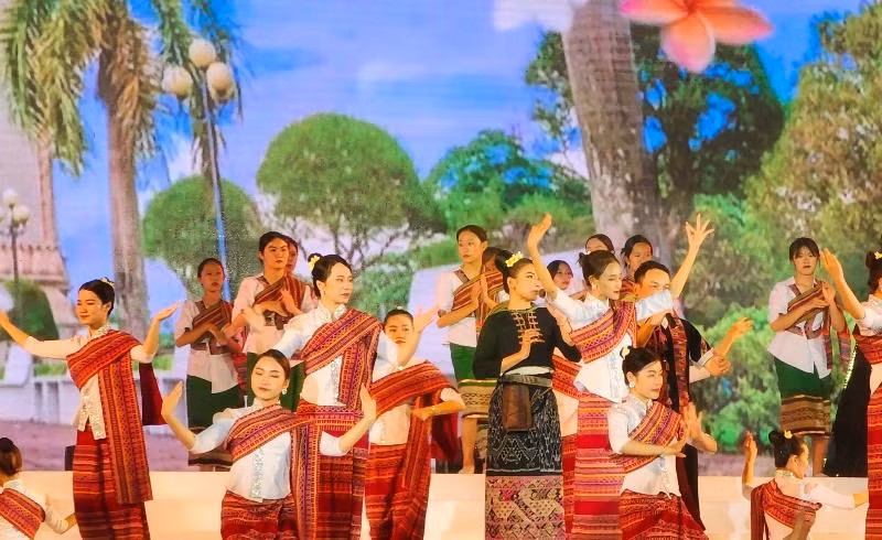 Diễn viên, nghệ nhân đoàn nghệ thuật các tỉnh biên giới Việt Nam-Lào biểu diễn tại lễ khai mạc ngày hội.