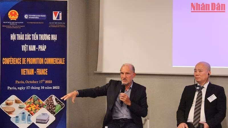 Ông Jean-Luc Voisin (trái), Chủ tịch Công ty Les Vergers Du Mékong, chia sẻ kinh nghiệm kinh doanh tại Việt Nam, đồng thời cho rằng Việt Nam là một điểm đến đầu tư rất tiềm năng. (Ảnh: Khải Hoàn)