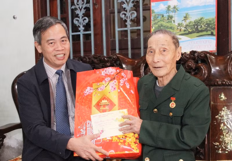 Phó Bí thư Thường trực Tỉnh ủy, Chủ tịch Hội đồng nhân dân tỉnh Quảng Trị Nguyễn Đăng Quang tặng quà Tết cán bộ lão thành cách mạng. Ảnh: Lâm Quang Huy