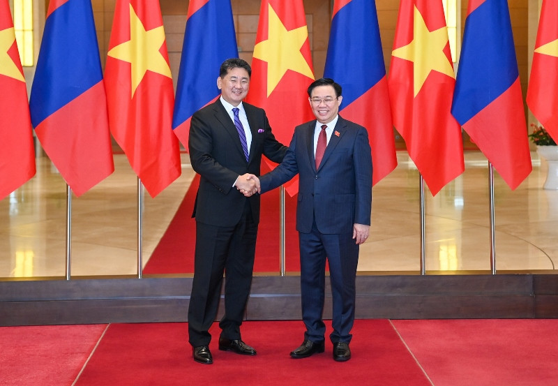 Chủ tịch Quốc hội Vương Đình Huệ và Tổng thống Mông Cổ Ukhnaagiin Khurelsukh. (Ảnh: Duy Linh) 