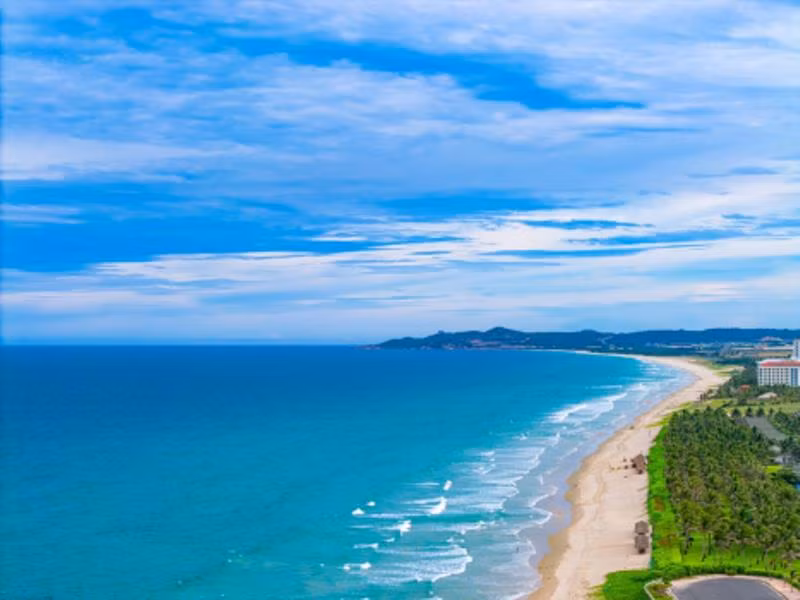 Bãi Dài, Cam Ranh với bờ cát trắng mịn màng cùng biển 3 màu nước cực hiếm ở Việt Nam. (Ảnh: Alex Phạm)