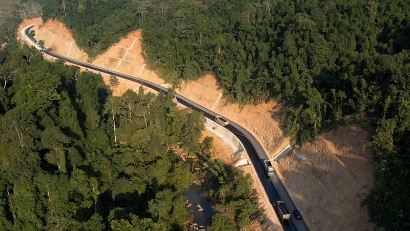 Tuyến đường thành phố Bắc Kạn đi hồ Ba Bể, kết nối sang Na Hang (Tuyên Quang) đang được thi công, khi hoàn thành sẽ tạo động lực phát triển du lịch tỉnh Bắc Kạn. (Trong ảnh: Một đoạn tuyến đang được thảm nhựa). Ảnh: HÀ LƯỢNG. Tuyến đường thành phố Bắc Kạn đi hồ Ba Bể, kết nối sang Na Hang (Tuyên Quang) đang được thi công, khi hoàn thành sẽ tạo động lực phát triển du lịch tỉnh Bắc Kạn. (Trong ảnh: Một đoạn tuyến đang được thảm nhựa). Ảnh: HÀ LƯỢNG.