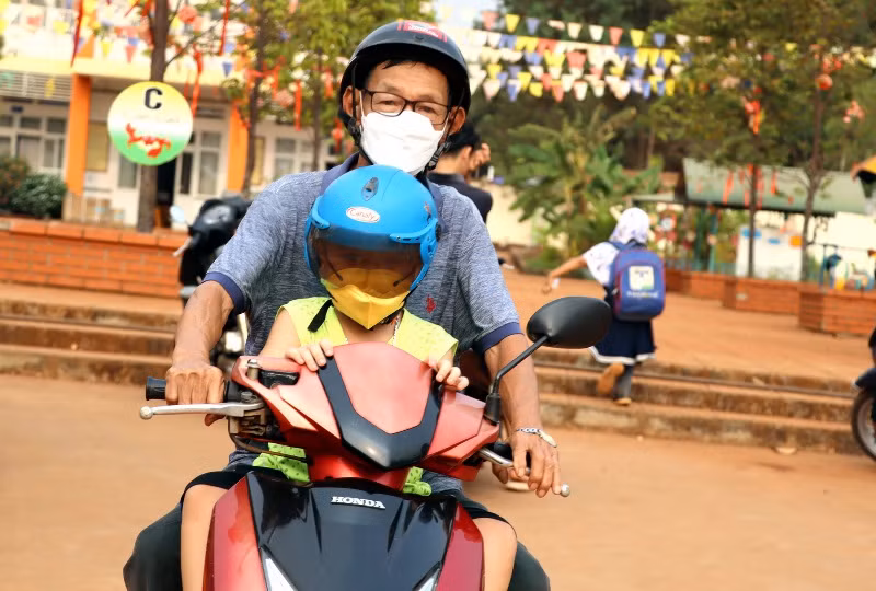 Ông Lê Văn Tài đón người cháu ngoại giờ tan học Trường mầm non Bình Sơn.