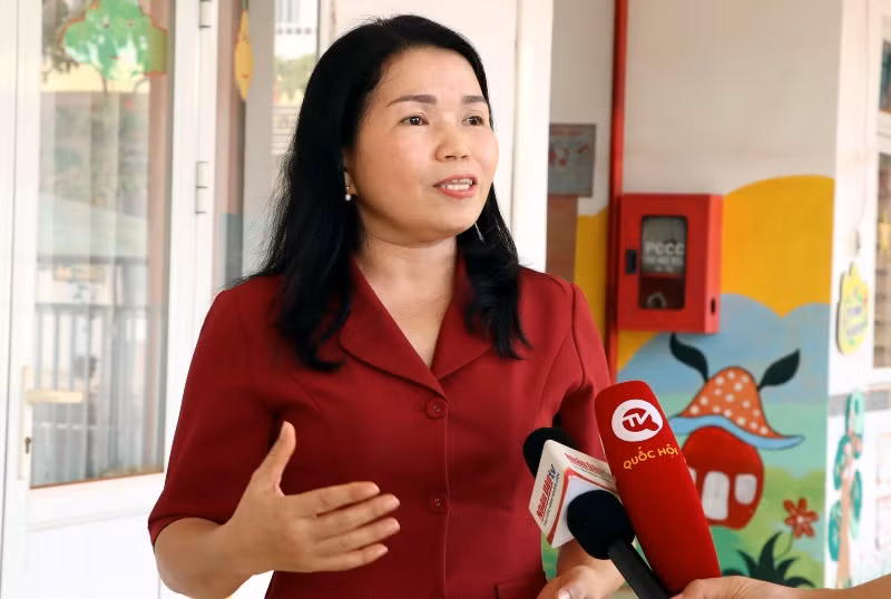 Cô giáo Nguyễn Thị Thanh Vân, Hiệu trưởng Trường mầm non Bình Sơn phấn khởi khi 6 phòng học nhà trường được lắp 18 máy lạnh.