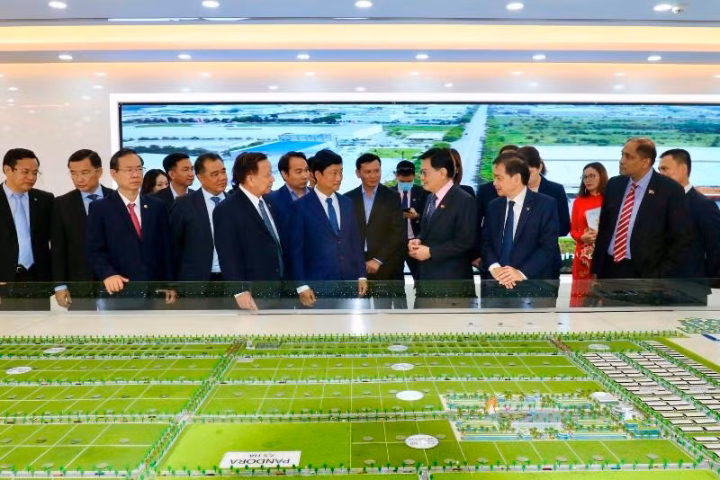 Phó Thủ tướng, Bộ trưởng Điều phối Chính sách Kinh tế Singapore, ông Heng Swee Keat cùng phái đoàn và lãnh đạo tỉnh Bình Dương, lãnh đạo VSIP đang xem mô hình VSIP 3-Bình Dương.