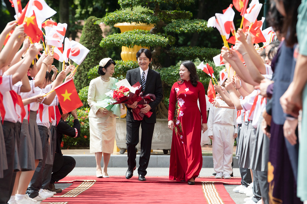 Thiếu nhi Việt Nam vẫy cờ hai nước, nồng nhiệt chào đón Hoàng Thái tử Nhật Bản Akishino và Công nương Kiko thăm chính thức Việt Nam. (Ảnh: THỦY NGUYÊN)