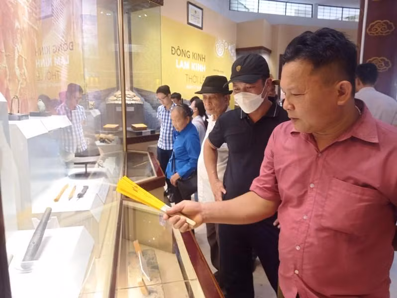 Du khách tham quan hiện vật trưng bày tại Khu di tích Lam Kinh.
