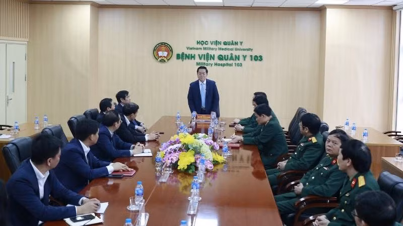 Đồng chí Nguyễn Trọng Nghĩa, Bí thư Trung ương Đảng, Trưởng Ban Tuyên giáo Trung ương phát biểu tại Bệnh viện Quân y 103.