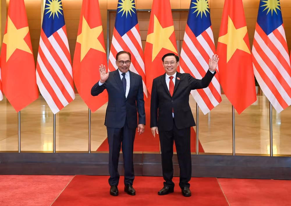 Chủ tịch Quốc hội Vương Đình Huệ và Thủ tướng Malaysia Anwar Ibrahim.