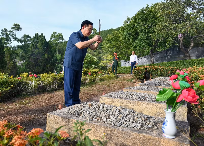Chủ tịch Quốc hội Vương Đình Huệ dâng hương tại phần mộ các liệt sĩ ở Nghĩa trang thành phố Huế. (Ảnh Duy Linh)