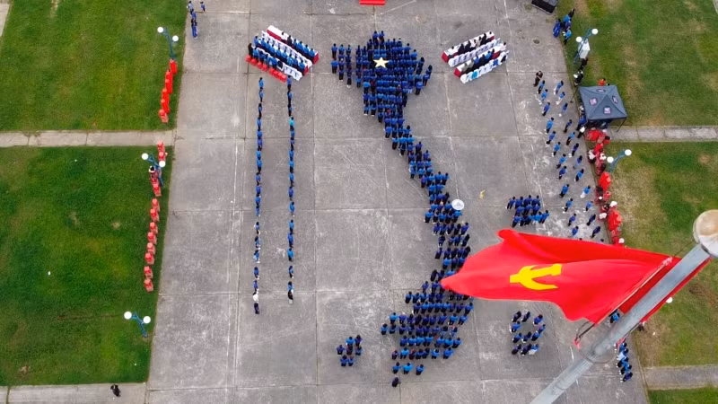  1.000 đoàn viên, thanh niên xếp hình bản đồ Việt Nam. 