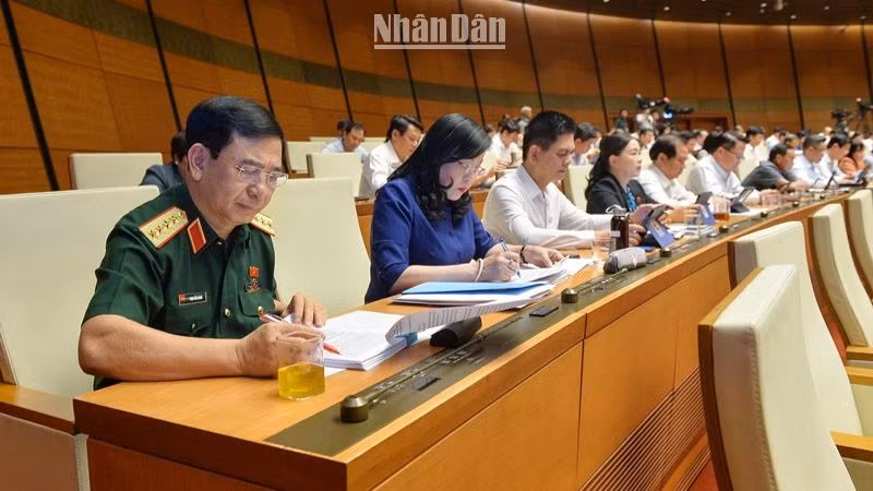 Các đại biểu Quốc hội tham dự phiên họp tại hội trường, chiều 24/5. (Ảnh: THỦY NGUYÊN)