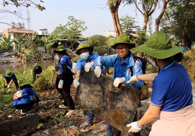 Các đoàn viên, thanh niên cùng dọn dẹp vệ sinh chung quanh tuyến kênh Lăng 2.