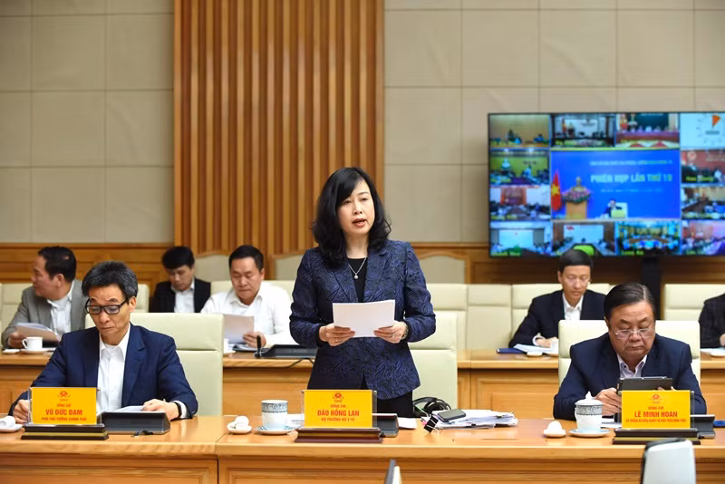 Bộ trưởng Y tế Đào Hồng Lan trình bày báo cáo.