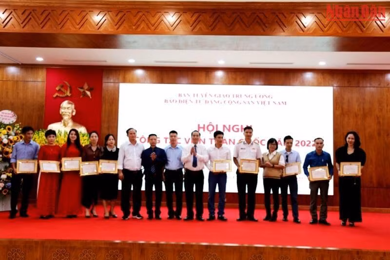 Trao Giấy khen của Báo điện tử Đảng Cộng sản Việt Nam cho cộng tác viên có thành tích năm 2022.
