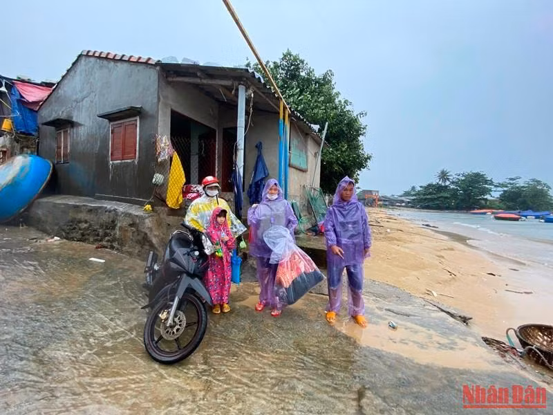 24 hộ dân vùng biển Phước Thiện đã được di dời đến nơi trú bão, sáng 27/9.