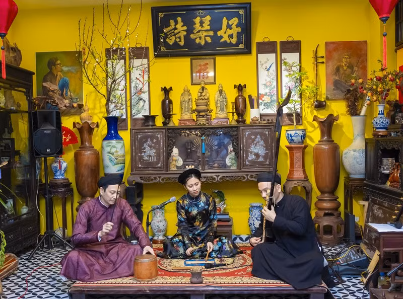 Nhà nghiên cứu, dịch giả Châu Hải Đường (trái), một quan viên nổi tiếng trong giới những người yêu ca trù hiện nay.