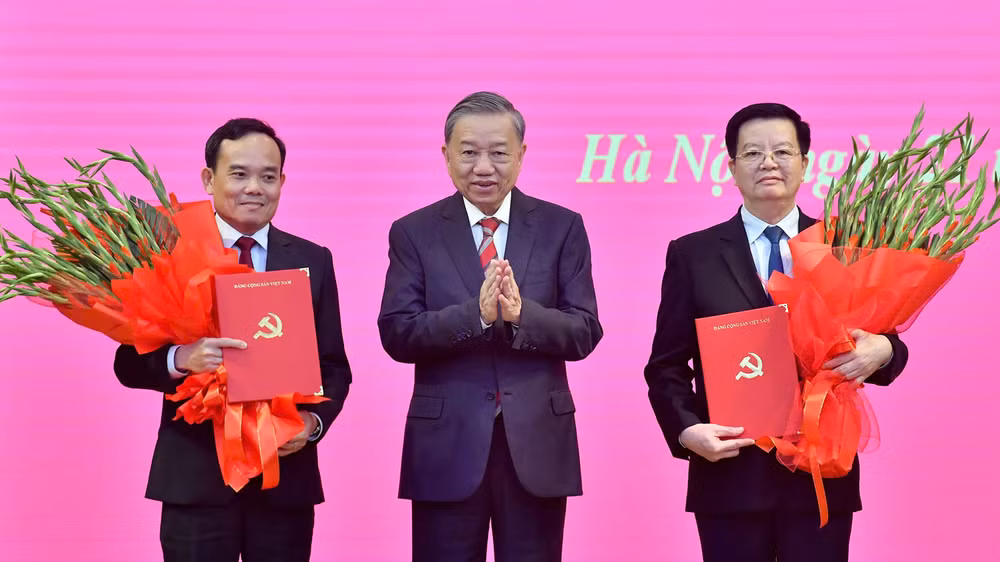 Tổng Bí thư, Chủ tịch nước Tô Lâm trao Quyết định, tặng hoa hai đồng chí Trần Lưu Quang và Mai Văn Chính. (Ảnh: Đăng Khoa)