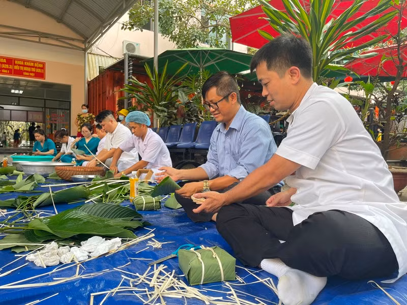 Bác sĩ, nhân viên y tế tại Bệnh viện Quân y 175 gói bánh chưng tặng những bệnh nhân có hoàn cảnh khó khăn trong dịp Tết Nguyên đán Giáp Thìn 2024. Ảnh: Yến Ngọc