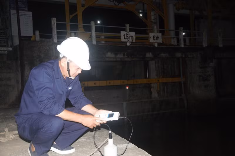 Đo độ mặn vào ban đêm.