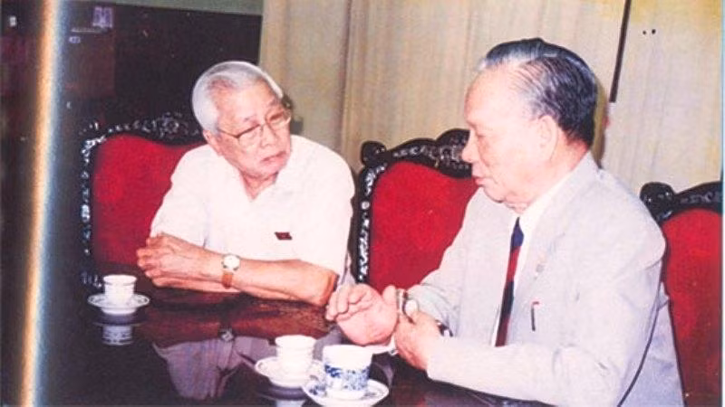 Nguyên Chủ tịch nước Lê Đức Anh và nguyên Thủ tướng Võ Văn Kiệt, thời điểm chụp là sau Đại hội Đảng VII. (Nguồn: CAND/VOV)