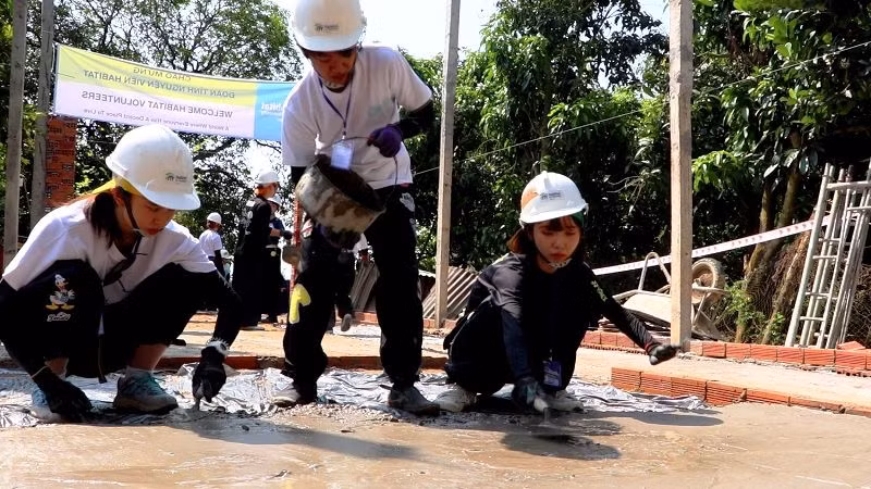 Các bạn tình nguyện viên tham gia xây nhà cho người dân ở xã Mỹ Hội.