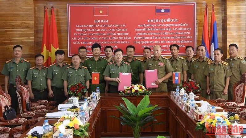 Công an Sơn La và Công an tỉnh Houaphanh ký kết biên bản ghi nhớ thống nhất phương hướng phối hợp năm 2023.