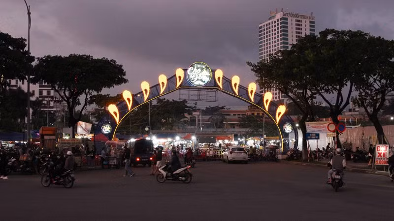 Chợ đêm Sơn Trà nhộn nhịp hơn.