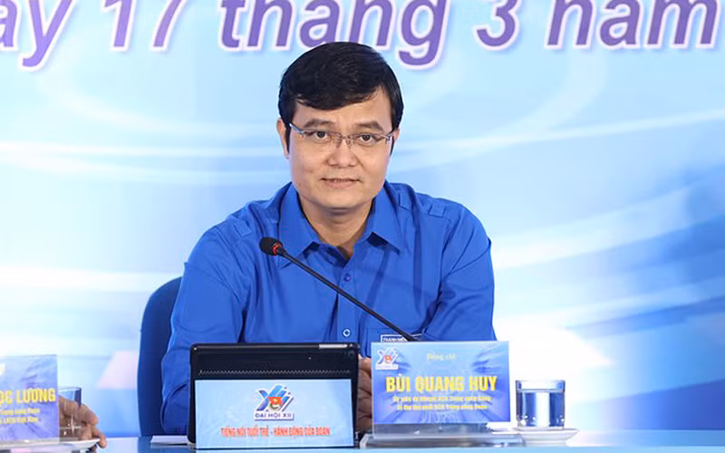 Đồng chí Bùi Quang Huy giải đáp thắc mắc của đại biểu về khái niệm “con người số”.