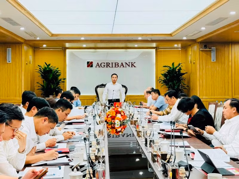 Đồng chí Phạm Đức Ấn - Ủy viên Ban Thường vụ Đảng ủy Khối Doanh nghiệp Trung ương, Bí thư Đảng ủy, Chủ tịch Hội đồng thành viên Agribank phát biểu tại Hội nghị.