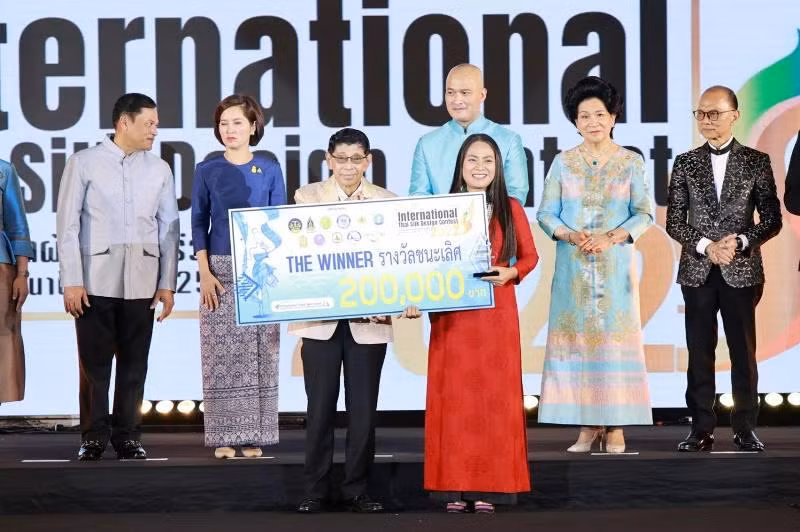 Phó Thủ tướng Thái Lan Wissanu Krea-ngam trao giải thưởng cho nhà thiết kế Lan Hương.