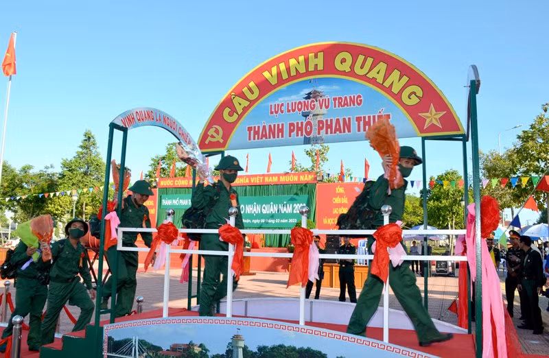 Thanh niên thành phố Phan Thiết phấn khởi lên đường nhập ngũ.