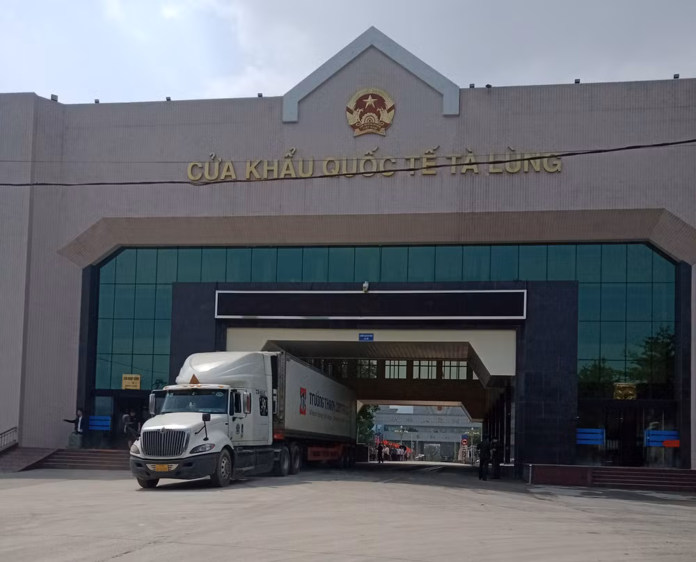 Phương tiện xuất nhập khẩu hàng hóa qua Cửa khẩu Tà Lùng, huyện Quảng Hòa, tỉnh Cao Bằng. (Ảnh: Minh Tuấn)
