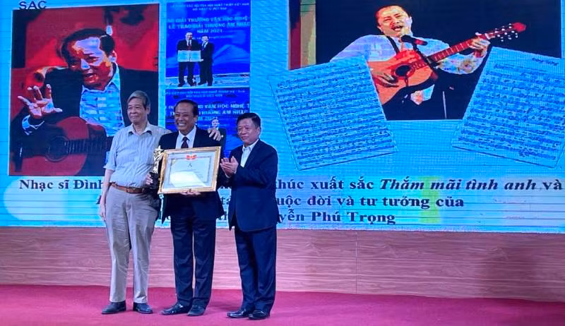 Nhạc sĩ Đình Thậm (ở giữa) nhận Giải thưởng Đào Tấn.