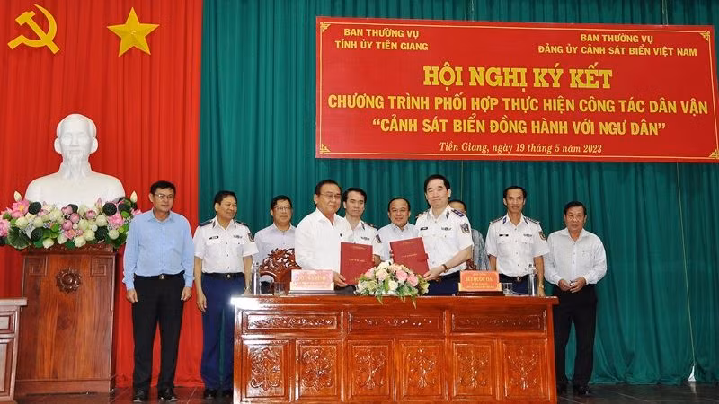 Tỉnh Tiền Giang và Cảnh sát biển Việt Nam ký kết phối hợp. 
