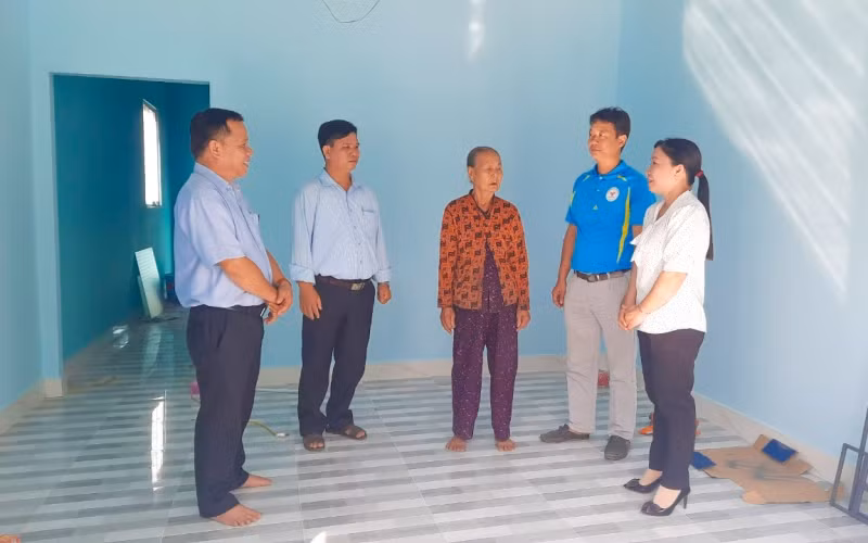 Lãnh đạo xã Bình Phước, huyện Mang Thít kiểm tra căn nhà sắp bàn giao ngay dịp Tết quân dân vào ngày 7/1/2023. (Ảnh: BÁ DŨNG)