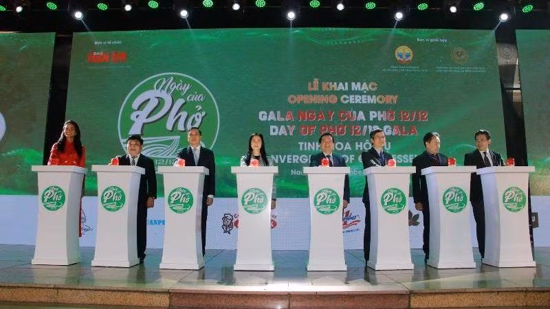 Các đại biểu bấm nút khai mạc Gala Ngày của phở lần đầu tổ chức tại tỉnh Nam Định.