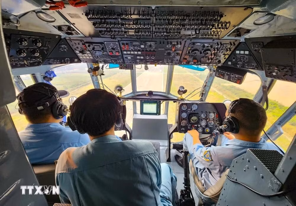 Các phi công thực hiện chuyến bay tại Sân bay Điện Biên. (Ảnh: Xuân Tư/TTXVN)