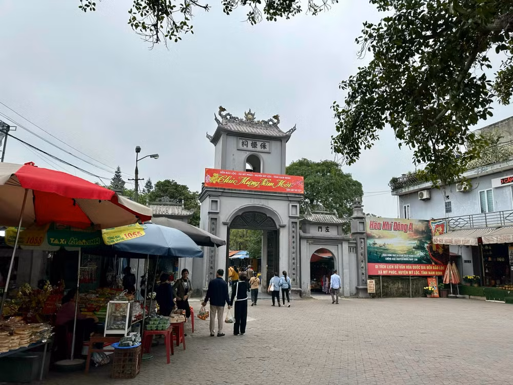 Ngay sau khi các ngành chức năng tỉnh Nam Định quyết liệt vào cuộc, hoạt động “đóng ấn, thu tiền” và đổi tiền lẻ tại di tích đền Bảo Lộc, xã Mỹ Phúc, huyện Mỹ Lộc đã được kịp thời chấn chỉnh. Ảnh: Trần Khánh.