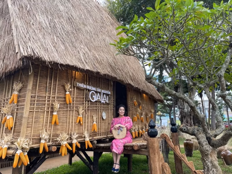 Không gian văn hóa Tây Nguyên thu hút người dân và du khách đến thưởng lãm, chụp ảnh.