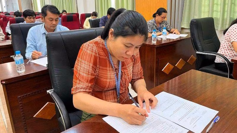 Các thí sinh tại điểm thi trụ sở Sở Y tế Thành phố Hồ Chí Minh tiến hành thi trắc nghiệm, chiều 16/9.