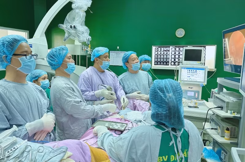 Các bác sĩ tiến hành mổ nội soi qua hốc mắt bệnh nhân.