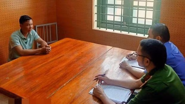 Kiểm sát viên lấy lời khai đối tượng Mềnh (Ảnh: VKSND Hoàng Su Phì).