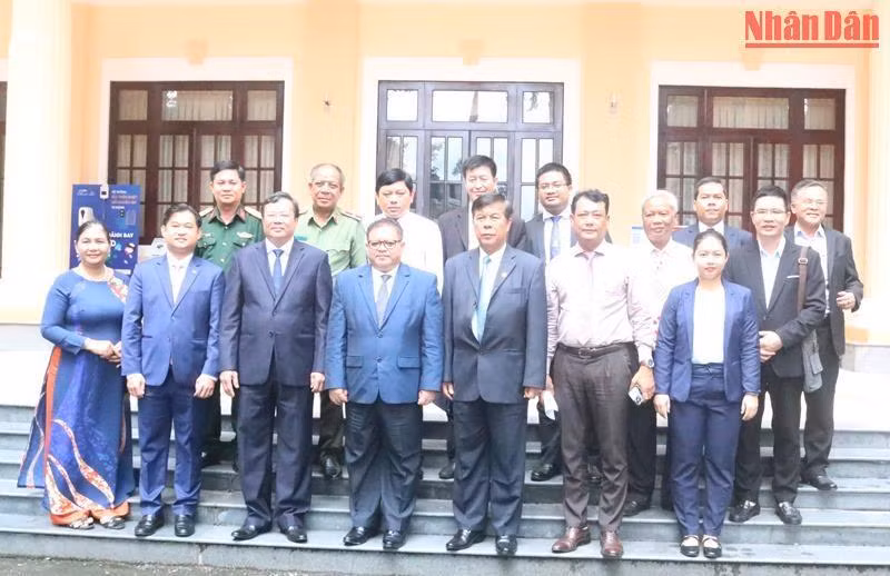 Đoàn công tác của Bộ Văn hóa và Nghệ thuật Campuchia chụp ảnh lưu niệm cùng với lãnh đạo Ủy ban nhân dân tỉnh Trà Vinh.