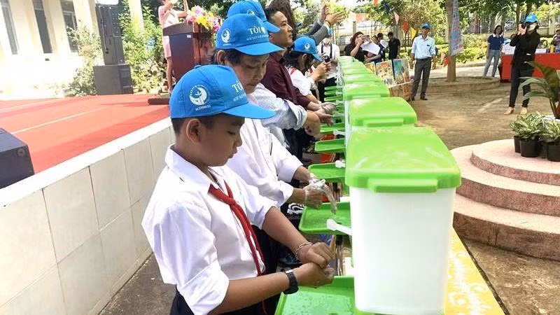 Theo khuyến cáo của ngành y tế, rửa tay thường xuyên bằng xà-phòng là một trong những biện pháp phòng, chống bệnh tay-chân-miệng hiệu quả nhất.