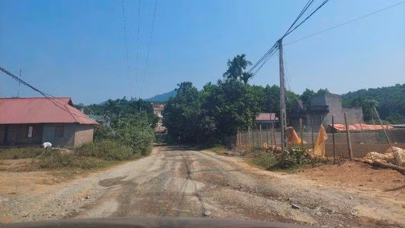 Đường dân sinh vào mỏ đá Hang Dơn ngày càng xuống cấp.