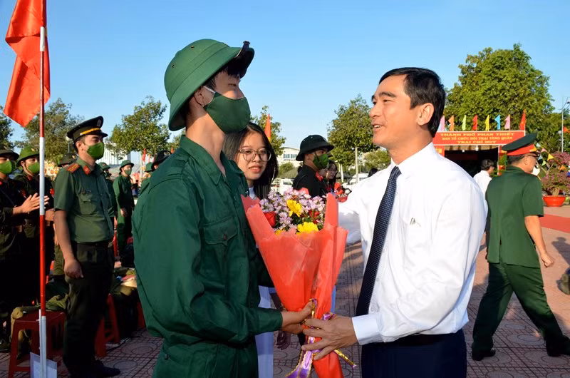 Đồng chí Dương Văn An, Ủy viên Trung ương Đảng, Bí thư Tỉnh ủy Bình Thuận tặng hoa, dặn dò và động viên chiến sĩ mới tại Lễ giao, nhận quân năm 2023 của thành phố Phan Thiết. 